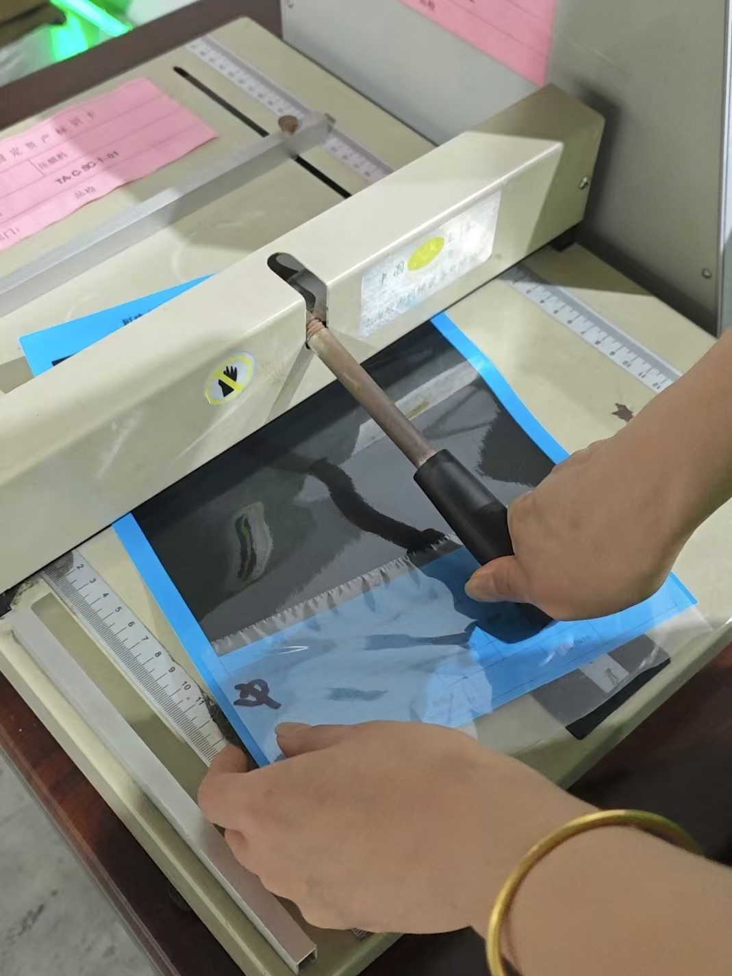 Postopek pregledovanja toplotnega filma laminacije je pomembno sredstvo za zagotavljanje zagotavljanja kakovosti in stabilnosti.